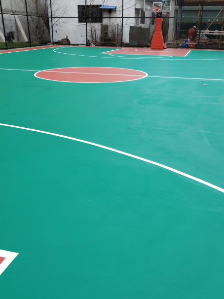 鹤城 球场长期使用易出现地面开裂
